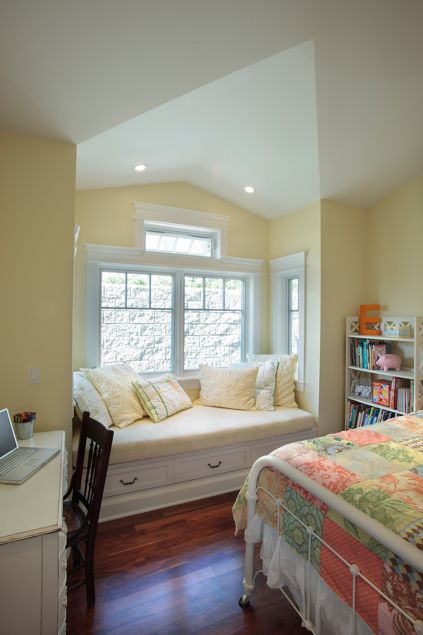 Pale Yellow Walls Bedroom, Yellow Kids Room Girl, Pale Yellow Bedroom Walls, Girls Yellow Bedroom Ideas, Yellow And White Bedroom Ideas, Pale Yellow Room, Light Yellow Room, Pale Yellow Living Room, Pale Yellow Bedroom