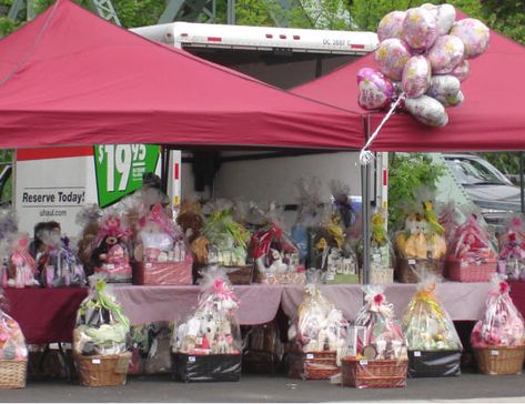 How to Create a Gift Basket Pop Up Shop – Gift Basket Business Gift Basket Display Ideas, Gift Basket Business, Vendor Table Display, Craft Table Display, Vendor Fair, Vendor Table, Craft Show Booth, Vendor Displays, Temporary Store