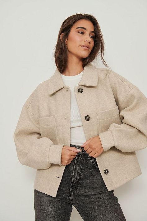 Wool Jacket Outfit, Cream Jacket Outfit, Short Coat Outfit, Beige Jacket Outfit, Short Jacket Outfit, Oversized Jacket Outfit, Cropped Jacket Outfit, Jacket Outfit Women, Mantel Beige