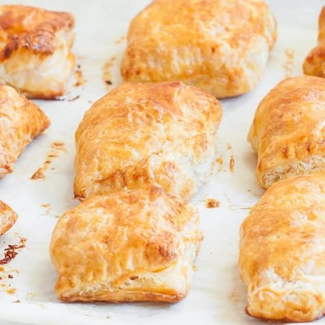 Buffalo Chicken Puff Pastry, Chicken In Puff Pastry, Easy Chicken Alfredo Pasta, Best Party Snacks, Puff Pastry Pockets, Chip Dips, Chicken And Pastry, Puff Pastry Chicken, Baked Chicken Alfredo Pasta