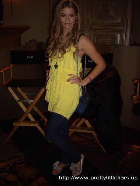 Sasha Alison Dilaurentis Season 1, Pll Season 1, Alison Pretty Little Liars, Yellow Top Outfit, Pll Outfits, Pretty Little Liars Outfits, Alison Dilaurentis, Sasha Pieterse, Pretty Little Liars Fashion