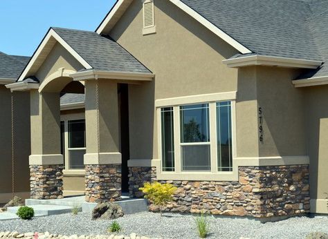 stone and stucco exterior ideas Exterior Stone Wall Design House, Stone Exterior Accent, Gable Entrance, Exterior Stucco House Colors, Stucco House Colors, Stucco And Stone Exterior, Rock Homes, Front Veranda, Stucco House