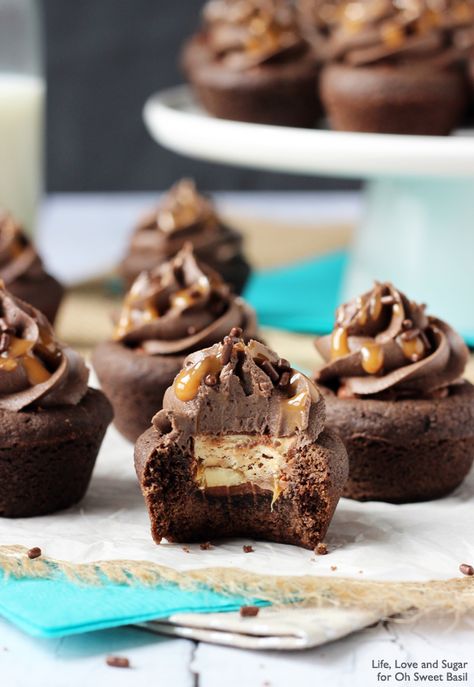 Snickers Chocolate Cookie Cups Chocolate Cookie Cups, Life Love And Sugar, Snickers Chocolate, Cookie Cups Recipe, Salted Caramel Chocolate, Cookie Cups, Chocolate Caramels, Chocolate Cupcakes, Mini Desserts