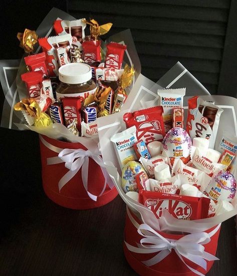 Birthday Candy Box Gift Ideas, Chocolate Basket Ideas, Candies Bouquet, Cute Gift Wrapping Ideas, Hadiah Diy, Chocolate Basket, Food Bouquet, Chocolate Bouquet Diy, Candy Bouquet Diy