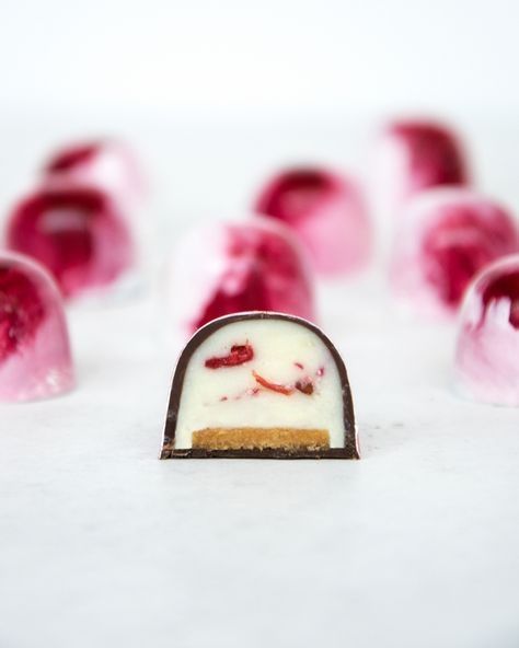 Champagne Jellies, Chocolate Bonbons Recipe, Yogurt Berries, Bon Bons Recipe, Polycarbonate Chocolate Molds, Chocolate Candy Recipes, Chocolate Recipes Homemade, Hazelnut Coffee, White Chocolate Ganache