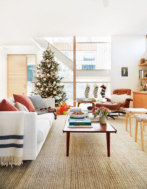 This Holiday Home Is A Love Letter To Mid-Century Modern Style - House & Home Christmas Tree Inspiration Modern, Mid Century Modern Christmas, Modern Christmas Decor, Christmas Tree Inspiration, Mid Century Christmas, Cool Christmas Trees, Christmas Style, Modern Holiday, Modern Christmas