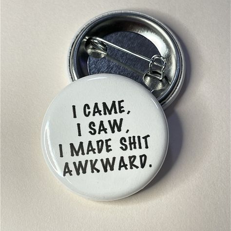 Pins Ideas, Sarcastic Clothing, Button Diy, Pin Button Badges, Pin Pals, Quote Pins, Diy Buttons, Pin Button, Cool Pins