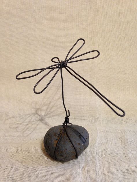 Wire art dragonfly sculpture on rock Simple Wire Sculpture, Simple Wire Art, Diy Wire Dragonfly, Wire Animals Sculpture Easy, Diy Wire And Bead Dragonfly, Rat Wire Art, Metal Wire Sculpture Simple, Wire Insects, Dragonfly Wire Sculpture