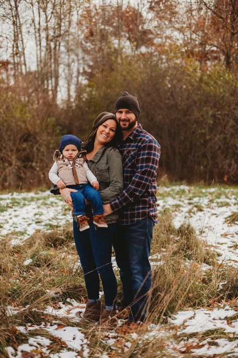 Christmas Beanies, Fall Photo Shoot, Winter Family Photos, Baby Fall, Family Photo Shoot, Family Pic, Family Of 3, Spring Family, Winter Family