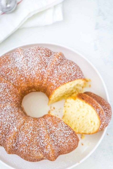 Fluffy Pound Cake, 5 Flavor Pound Cake, Vanilla Pound Cake Recipe, Vanilla Pound Cake, Vanilla Desserts, Butter Pound Cake, Fluffy Cake, Pound Cake Recipe, Easy Butter