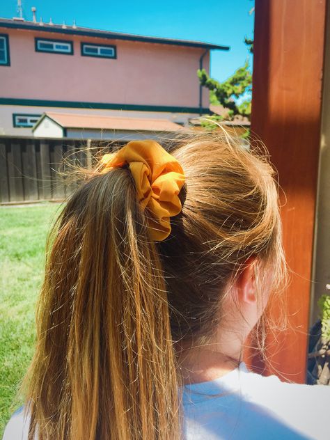 Hairstyle inspiration • high ponytail • yellow scrunchie • summer hair • #hairstyle #scrunchie #summerhair #trendyhair #ponytail Scrunchie Ponytail High, Hairstyle Scrunchie, Yellow Scrunchie, Ponytail High, Scrunchie Ponytail, Hair Girls, Hairstyle Inspiration, Oc Inspo, High Ponytail