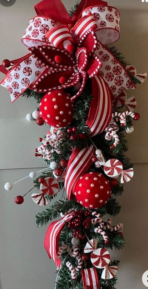 Christmas Wreath Ideas 2023, Unique Christmas Tree Ideas Creative, Christmas Swags For Front Door, Christmas Swags Ideas, Xmas Swags, Holiday Craft Ideas, Christmas Decorations Centerpiece, Holiday Wreaths Diy, Christmas Swag