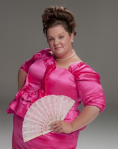 www.universal100t... Melissa Mccarthy Bridesmaids, Bridesmaids Movie, U Go Girl, Wearing Pearls, Jenny Mccarthy, I Believe In Pink, Friends Wedding, Melissa Mccarthy, Hollywood Legends