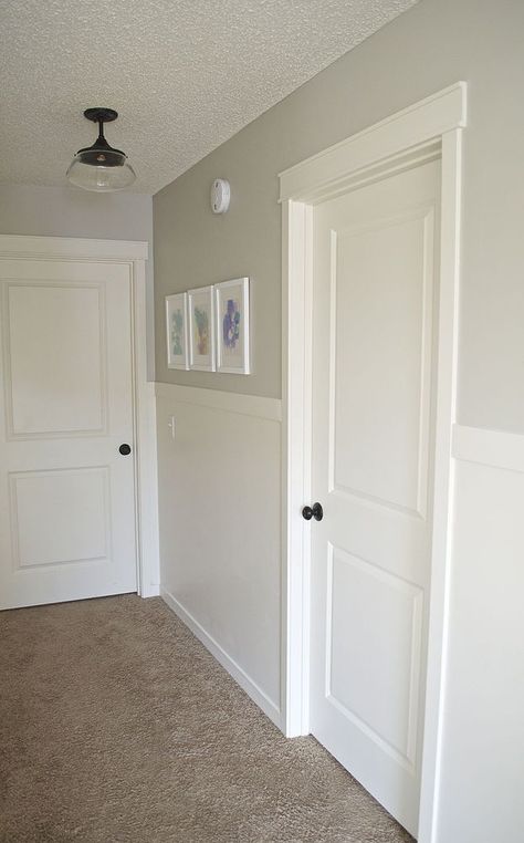 Add+Craftsman+Style+Trim+To+Your+Builder+Grade+Doors Craftsman Style Trim, Pintu Interior, Faux Wainscoting, Craftsman Style Doors, Painted Wainscoting, Wainscoting Bedroom, Dining Room Wainscoting, Interior Door Styles, Wainscoting Styles