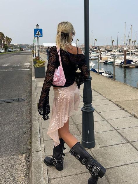 Miumiu Boots, Buckle Boots Outfit, Biker Boots Outfit, Miu Miu Boots, Fall Outfits Edgy, Look 2023, Sofia Coelho, Black Biker Boots, Fall Winter Style