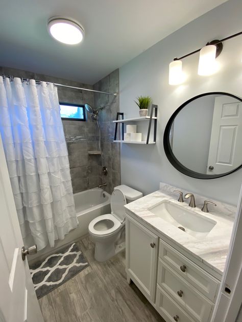 Grey And White Bathroom Apartment, Light Colored Small Bathrooms, Small Bathroom Remodel Inspiration, Modern Bathroom Design Apartment, Light Grey Bathroom Decor, New House Decorating Ideas Bathroom, Clean Bathroom Aesthetic Small, New Apartment Bathroom Ideas, Small Bathroom Ideas Silver Fixtures