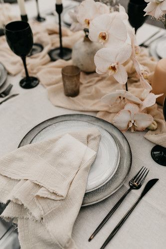 Moody Beach Glam Wedding, Neutral Wedding With Black Accents, Cream Wedding Aesthetic, Wedding Black Accents, Black And Blush Wedding Decor, Beach Glam Wedding, Moody Beach Wedding, Glam Table Setting, Organic Modern Wedding