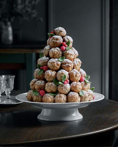 Christmas Eclairs, Croquembouche Christmas, Christmas Croquembouche, French Wedding Cakes, Pastry Christmas, Wedding Cake Images, Choux Pastry, Christmas Lunch, Cake Decorating Designs