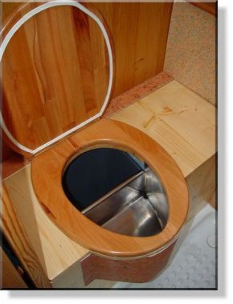 Trenntoilette/Trockentoilette #4x4truck #4x4 #truck #gardens Camper Awning, Outhouse Bathroom, Camper Awnings, Composting Toilets, Outdoor Toilet, Camping Toilet, Diy Toilet, Popup Camper, Camper Van Conversion Diy