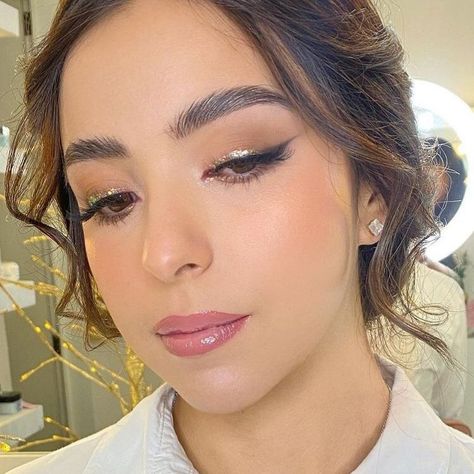 ¡No dejes de resplandecer con estos maquillajes! La entrada 10 maquillajes elegantes y sencillos para lucirte en año nuevo se publicó primero en Mujer de 10: Guía real para la mujer actual. Entérate ya.. Ideas Maquillaje, Angel Makeup, Best Natural Makeup, Makeup For Older Women, Neutral Makeup, Eye Makeup Art, Makeup Goals, Prom Makeup, Tinted Moisturizer