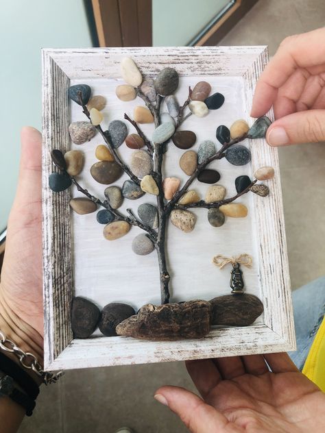 Tree Of Life Pebble Art, Pebble And Shell Art Ideas, Crafts With Polished Rocks, Beach Rocks Crafts Diy, Animal Pebble Art Ideas, Beach Pebble Art Ideas, Stone Pictures Pebble Art Ideas, Small Rock Art, Stone Crafts Ideas Home Decor