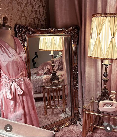 1950s Room Aesthetic, Vintage Beauty Room, Old Hollywood Dressing Room, Old Hollywood Room Decor, Old Hollywood Bedroom Aesthetic, Old Hollywood Room, Old Hollywood Aesthetic Room, Vintage Glam Room, Vintage Glamour Bedroom