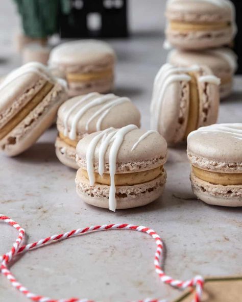 Gingerbread Macarons have a classic french macaron shell flavored with ginger, cinnamon, allspice, and cloves, filled with molasses buttercream, and drizzled with a sweet icing. French Macaron Recipe, Red Velvet Macarons, French Macaroon Recipes, Brown Food Coloring, Vanilla Macarons, Christmas Macarons, Macaron Filling, Chocolate Macaron, Macaron Flavors