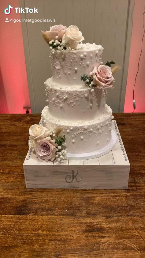 Unusual Wedding Cakes Creative, Torte Za Svadbe, Ornate Wedding Cake, Fondant Wedding Cakes Simple, Beautiful Wedding Cakes Elegant, 3 Tier Wedding Cake Elegant, Engagement Cake Designs, Wedding Cake Bride And Groom, Groom Cake Toppers