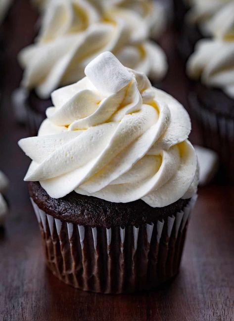 Marshmallow Buttercream Marshmallow Cupcake Frosting, Marshmellow Icing Marshmallow Frosting, Frostings For Chocolate Cake, Buttercream Frosting Flavors, Marshmallow Buttercream Frosting Recipe, Bakery Frosting, Marshmallow Buttercream Frosting, Marshmallow Frosting Recipes, Marshmallow Fluff Frosting