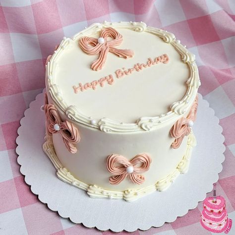 @97_patisserie is the original cake artist who created this cake design!! 🎀🩷🎀🤍🎀 I was so excited when I was asked to make a… | Instagram Cake Designs Happy Birthday, Birthday Cake Ribbon, Bow Theme Cake, Bday Cake Simple, 12 Birthday Cake Ideas, Bow Cake Aesthetic, Design Cake Simple, Bow Cake Design, Bow Cakes Birthday