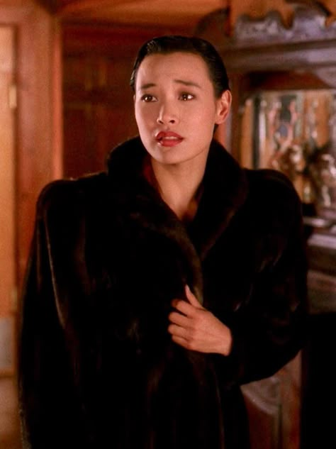 Twin Peaks fashions: Josie's fur coat Twin Peaks Josie Packard, Joan Chen Twin Peaks, Josie Twin Peaks, Twin Peaks Women, Joan Chen 90s, Twin Peaks Inspired Fashion, Shelly Twin Peaks, Twin Peaks Outfits, Twin Peaks Costume