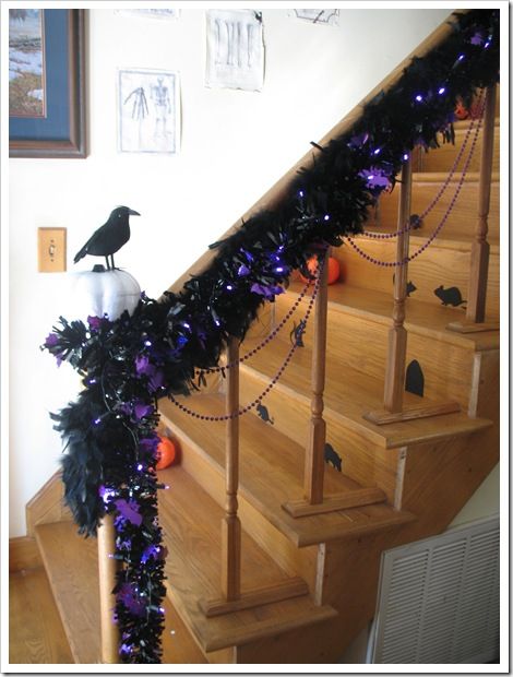 Halloween Halloween Banister Ideas, Halloween Banister Decor, Halloween Banister, Diy Banister, Kooky Spooks, Banister Decor, Halloween Staircase, Banister Ideas, Decoracion Halloween