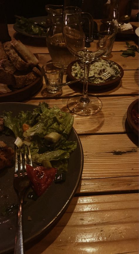 Dinner Date Astetic, Dinner With Friends Snap, Dining Out Aesthetic, Late Night Dinner Aesthetic, Fancy Dinner Date Aesthetic, Dinner With Family Aesthetic, Dinner Date Table, Dinner Date Instagram Story, Family Dinner Aesthetic