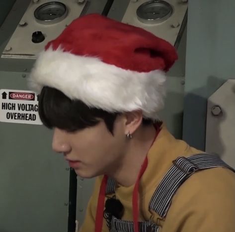 Christmas Bios For Instagram, Jungkook Christmas Icon, Christmas Jungkook, Christmas Bts, Kpop Christmas, Bts Christmas, Holiday Icon, Jungkook Selca, Icons Bts