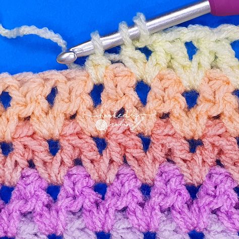 Crochet ALTERNATIVE V Stitch [Free Video Tutorial & Written Pattern!] Crochet V Stitch Baby Blanket, Yarn Room, Hooked By Robin, Crochet Vest Pattern Free, Hekel Patrone, V Stitch Crochet, Yarn Tutorials, Easy Beginner Crochet Patterns, Crochet Blanket Tutorial