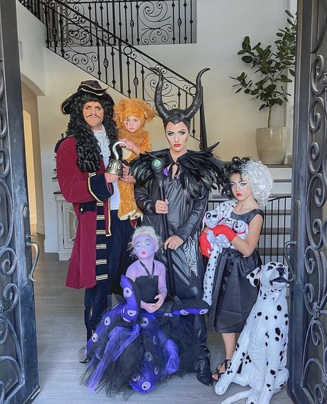 Disney Villians Costume, Disney Family Costumes, Disney Villain Costumes, Sav Labrant, Family Themed Halloween Costumes, Halloween Costumes For Family, Savannah Rose, Halloween Costumes To Make, Movie Halloween Costume