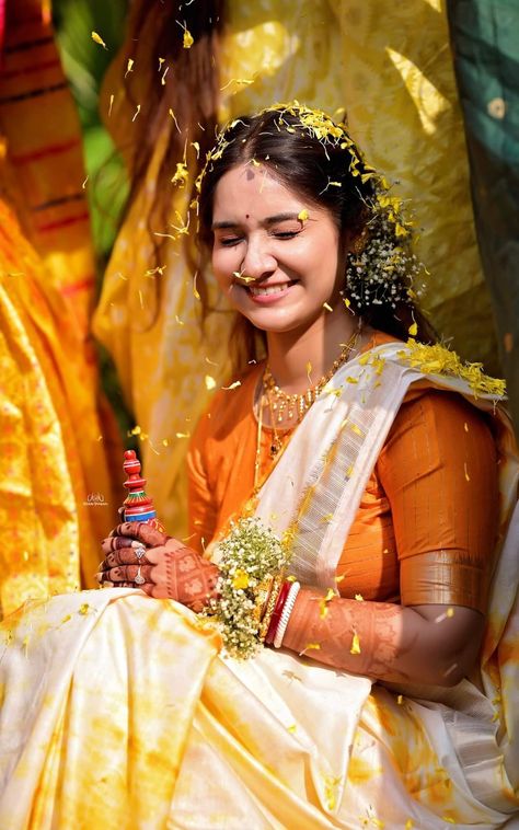 Indian Bride With Gold Jewellery, Bengali Wedding Look Bridal, Bengali Wedding Aesthetic, Bengali Haldi Look, Bengali Bridal Jewellery Gold, Gaye Holud Bengali Bride, Bengali Bride Traditional Look, Bengali Wedding Saree, Haldi Ceremony Outfit For Bride Unique