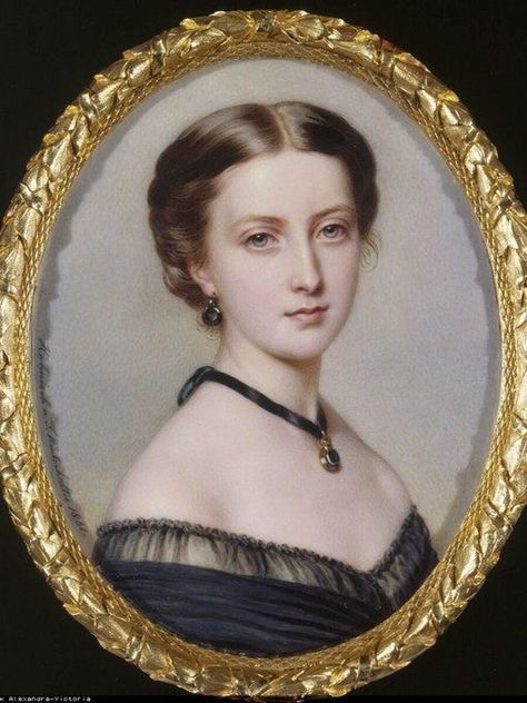 Royal Portraits Painting, Princess Helena, Duchess Of Kent, Images Victoriennes, Victorian Portraits, Victorian Paintings, Black Evening Dress, Old Portraits, Miniature Portraits