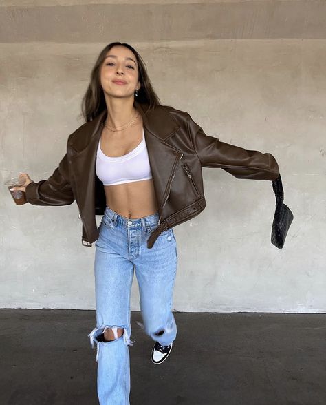 Brown Cropped Leather Jacket Outfit, Cropped Brown Leather Jacket Outfit, Brown Cropped Jacket Outfit, Lether Girl Jacket Aesthetic, Outfits With Brown Leather Jacket, Styling Brown Leather Jacket, Brown Leather Jacket Outfit Aesthetic, Brown Moto Jacket Outfit, Brown Biker Jacket Outfit