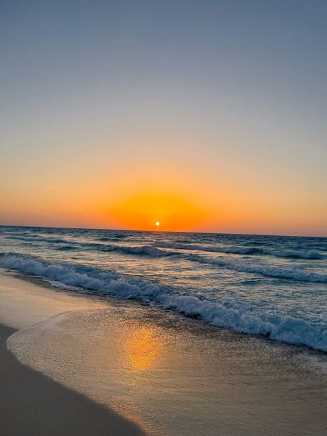 Golden hour beach .sunset beach .beautiful waves .beach pfp. Pfp Sunset, Sunset Pfp, Beach Pfp, Waves Beach, Beach Beautiful, Sunset Beach, Beach Sunset, Golden Hour, The Back