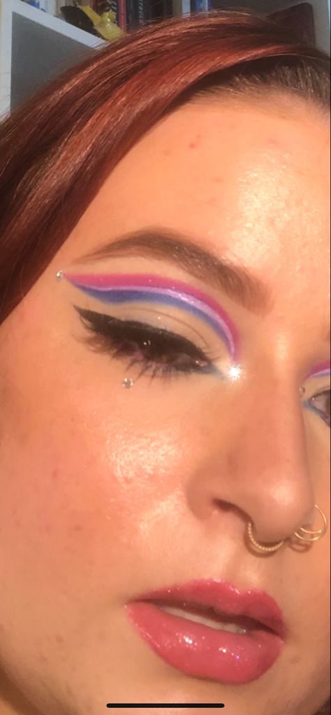 Simple Pride Make Up Looks, Simple Pride Outfit Ideas, Makeup For Pride Festival, Pride Themed Makeup, Pansexual Eye Makeup, Pride Makeup Subtle, Pride Makeup Ideas Bisexual, Pride Makeup Eyeliner, Bisexual Pride Outfit Ideas