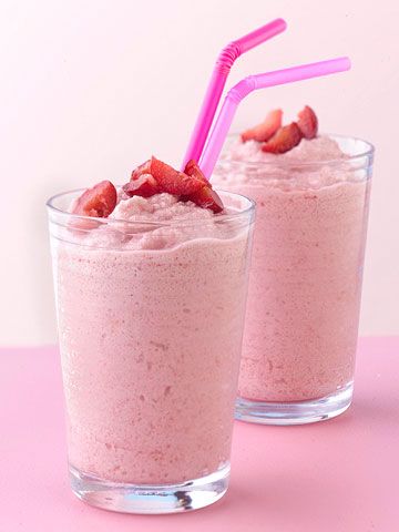 Cherry Berry Smoothie! (I used the frozen cherries from Trader Joe's and this was delish!!) Pink Smoothie, Recipes Drinks, Cherry Smoothie, Tart Cherry Juice, Vitamix Recipes, Berry Dessert, Midwest Living, Low Fat Yogurt, Cherry Recipes