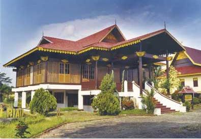 Rumah belah bubung (Riau Islands) Riau Islands, Kepulauan Riau, Asian House, Asian Architecture, Traditional Houses, Vernacular Architecture, Traditional Building, Traditional Architecture, Village Houses