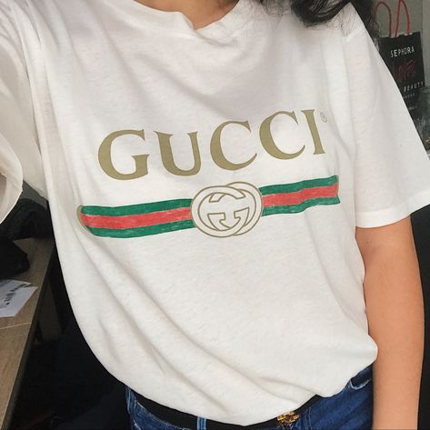 Gucci t-shirt outfit 💕 #gucci #ootd #outfit Gucci Tshirt, T Shirt Outfit, Gucci T Shirt, Tshirt Outfits, Ootd Outfit, Shirt Outfit, Ootd, Gucci, T Shirts For Women