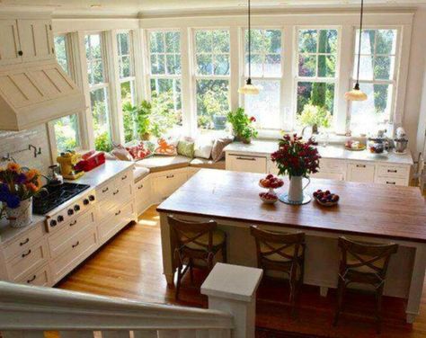 Kitchen Island facing the large window/door Window Seat Kitchen, Lake Cabin, Lots Of Windows, Casa Vintage, Classic Kitchen, Window Blinds, Kitchen Photos, Unique Kitchen, Kitchen Window