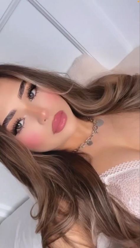 Girly Makeup, Prom Eye Makeup, Pretty Makeup Looks, Brunette Hair With Highlights, Brown Blonde Hair, Hair Images, Baddie Makeup, Baddie Hairstyles, Beauty Collection