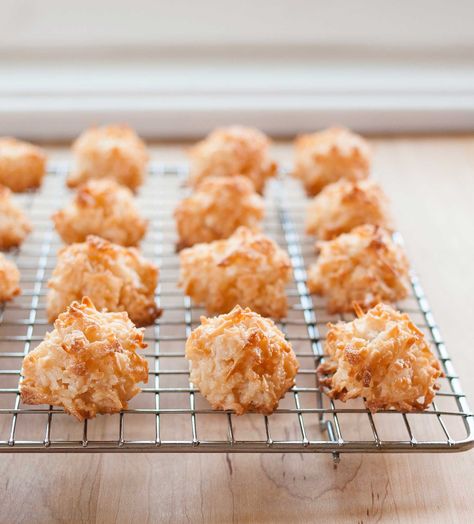 How To Make the Best Coconut Macaroons — Cooking Lessons from The Kitchn Coconut Macaroons Easy, Egg White Recipes, Macaroons Recipe, Coconut Macaroons Recipe, Jewish Food, Macaroon Recipes, Passover Recipes, Coconut Macaroons, Coconut Cookies