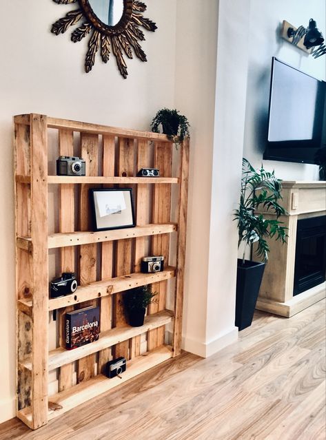 Diy Bookshelf Pallet, Pallet Wood Ideas, Pallet Bookshelf, Cable Drum, Bookshelf Ideas, New House Decor, Bookshelves Diy, Wood Ideas, Pallet Ideas