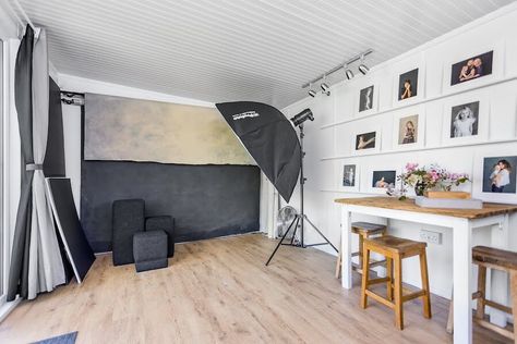 Photography Studio Office Design, Small Studio Photography Ideas, Small Photo Studio Ideas, Small Studio Photography, Photography Studio Decor Interior Design, Photography Room Ideas Studio Spaces, Studio Photography Ideas Decoration, Photographer Studio Interior, Photography Studio Design Decor