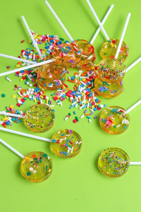 This homemade lollipops recipe is easy and fun! We'll show you how to make lollipops at home with simple ingredients and all the sprinkles and colors! You'll love these DIY candy suckers recipe, we promise! #homemadelollipops #homemadesuckers #sprinklelollipops #lollipoprecipe Diy Suckers, Easy Lollipop Recipe, Lollipop Ideas, Make Lollipops, How To Make Lollipops, Lollipops Recipe, Candy Suckers, Homemade Lollipops, Lollipop Recipe